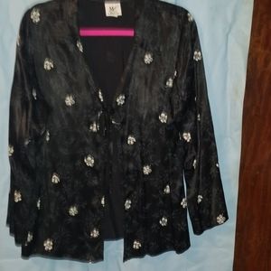 Silky kimono style blouse w/sm. White blossoms